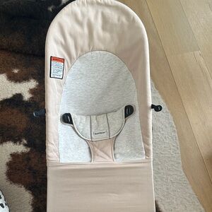 BabyBjorn Bouncer in Cream and Gray